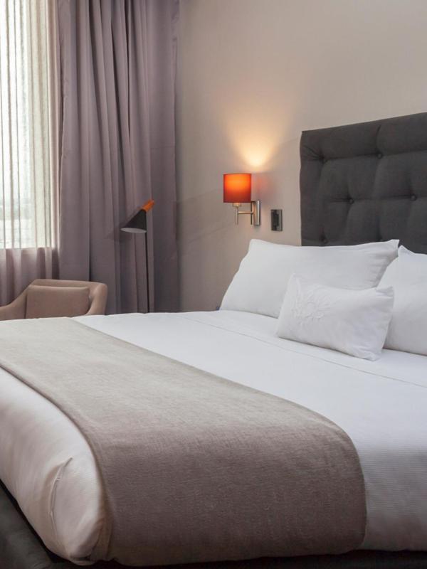 Mds Hotel Чильян Экстерьер фото A bed with a throw