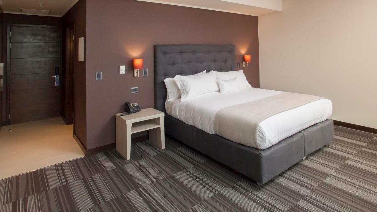 Mds Hotel Чильян Экстерьер фото A room at the Hilton London Heathrow